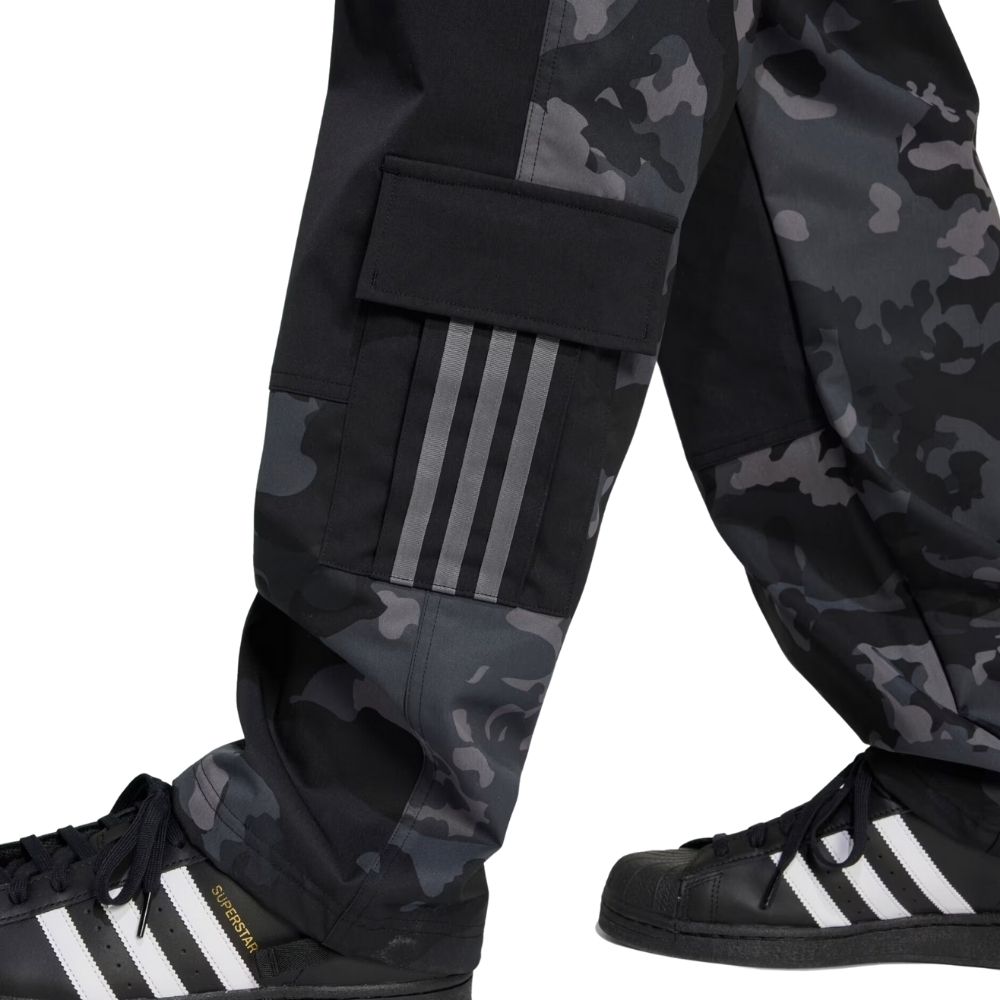 Чоловічі спортивні штани Adidas W Camo Cargo Pant IZ2523